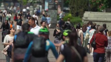 Ukrayna 'nın başkenti Kyiv' de bir sokak dolusu insan..