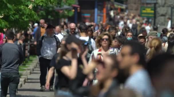 Ukrayna 'nın başkenti Kyiv' de bir sokak dolusu insan.. — Stok video