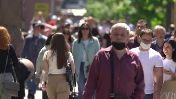 Menigte van mensen op een stad straat, Kiev, Oekraïne. — Stockvideo