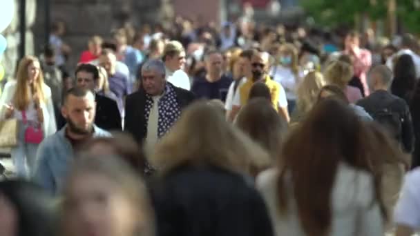 Multidão de pessoas em uma rua de cidade, Kiev, Ucrânia. — Vídeo de Stock