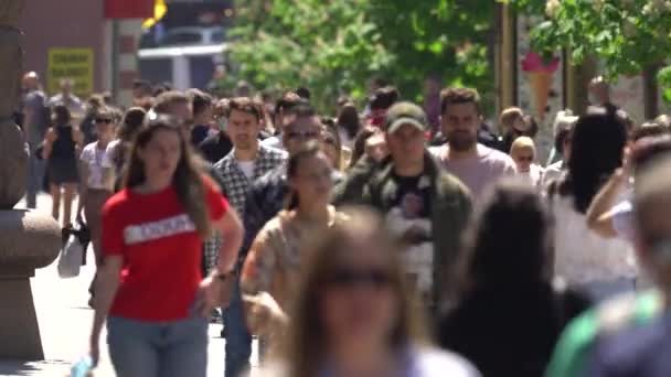 Folle di persone su una strada della città, Kiev, Ucraina. — Video Stock