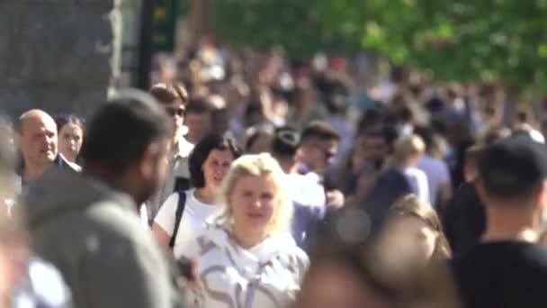 Πλήθος ανθρώπων σε ένα δρόμο της πόλης, Κίεβο, Ουκρανία. — Αρχείο Βίντεο