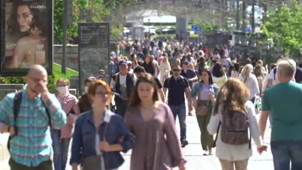 Crowd of people on a city street, Kyiv, Ukraine. — Stock Video