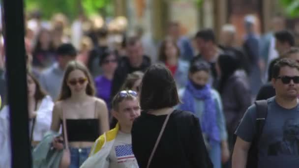 Tłum ludzi na ulicy miejskiej, Kijów, Ukraina. — Wideo stockowe