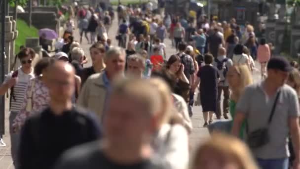 Tłum ludzi na ulicy miejskiej, Kijów, Ukraina. — Wideo stockowe