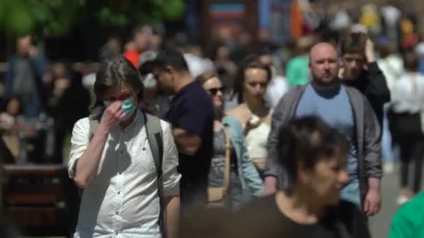 Multidão de pessoas em uma rua de cidade, Kiev, Ucrânia. — Vídeo de Stock