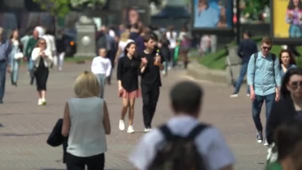 Dav lidí na městské ulici, Kyjev, Ukrajina. — Stock video