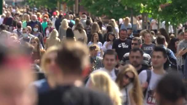 Menigte van mensen op een stad straat, Kiev, Oekraïne. — Stockvideo