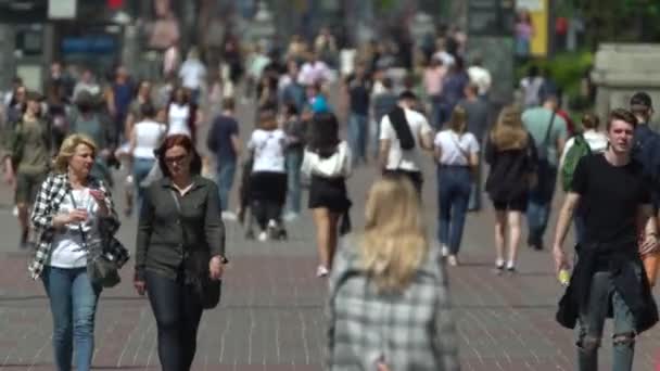 Multidão de pessoas em uma rua de cidade, Kiev, Ucrânia. — Vídeo de Stock