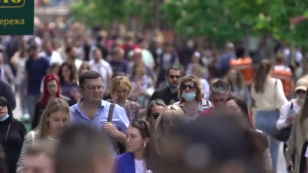 Menigte van mensen op een stad straat, Kiev, Oekraïne. — Stockvideo