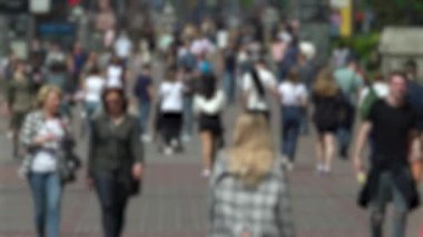 Kalabalıkta yürüyen insan siluetleri