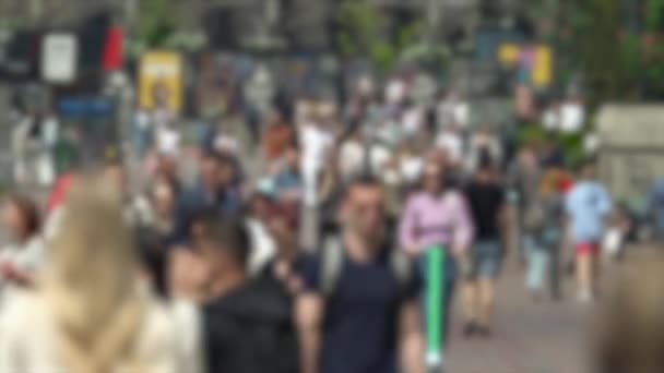 Silhouettes of people walking in a crowd — Stock Video