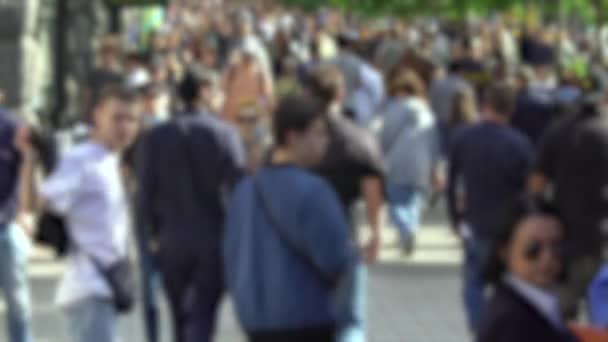 Silhouettes de personnes marchant dans une foule — Video