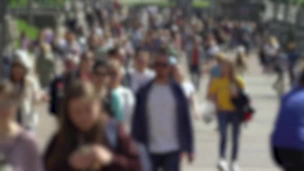 Silhuetter av människor som går i en folkmassa — Stockvideo