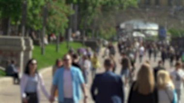 Kalabalıkta yürüyen insan siluetleri