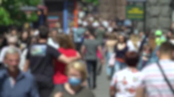 Silhouettes de personnes marchant dans une foule — Video