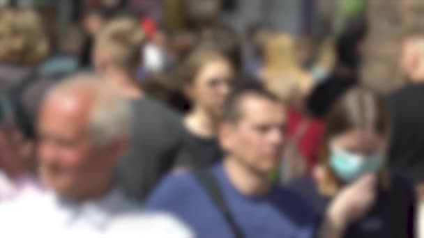 Kalabalıkta yürüyen insan siluetleri — Stok video