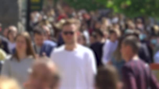 Silhouetten von Menschen, die in einer Menschenmenge gehen — Stockvideo