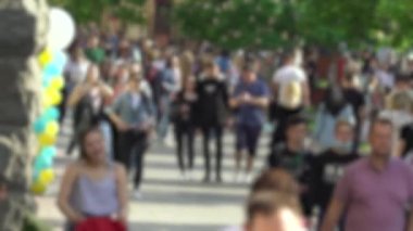 Kalabalıkta yürüyen insan siluetleri