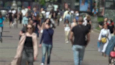 Kalabalıkta yürüyen insan siluetleri