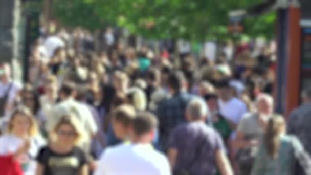 Silhouetten van mensen die in een menigte lopen — Stockvideo