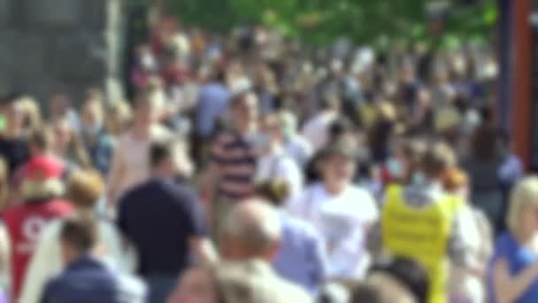 Silhouette di persone che camminano tra la folla — Video Stock