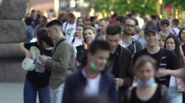 Bir şehir caddesindeki kalabalık, ağır çekim, Kyiv, Ukrayna.