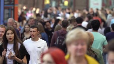 Bir şehir caddesindeki kalabalık, ağır çekim, Kyiv, Ukrayna.