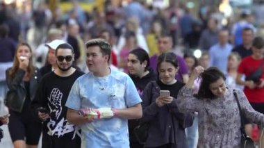 Bir şehir caddesindeki kalabalık, ağır çekim, Kyiv, Ukrayna.