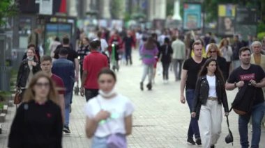 Bir şehir caddesindeki kalabalık, ağır çekim, Kyiv, Ukrayna.