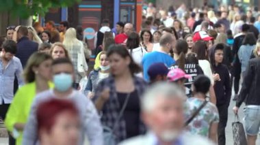 Bir şehir caddesindeki kalabalık, ağır çekim, Kyiv, Ukrayna.