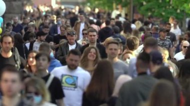 Bir şehir caddesindeki kalabalık, ağır çekim, Kyiv, Ukrayna.