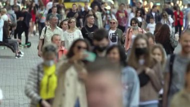 Bir şehir caddesindeki kalabalık, ağır çekim, Kyiv, Ukrayna.