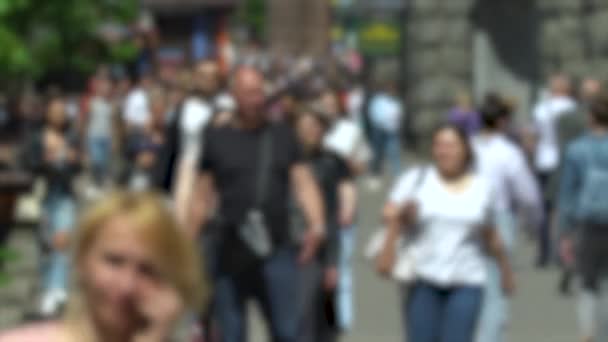 Silhouettes de personnes marchant dans une foule — Video