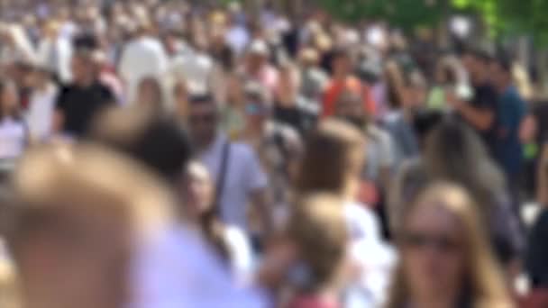 Siluetas de gente caminando en una multitud — Vídeo de stock