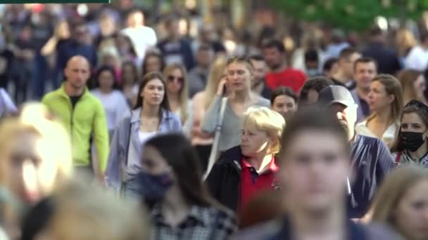 Folle di persone in una strada della città, rallentatore, Kiev, Ucraina. — Video Stock