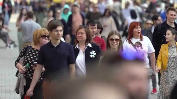 Crowd of people on a city street, slow motion, Kyiv, Ukraine. — Stock Video