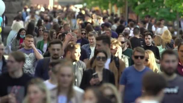 Tłum ludzi na ulicy miejskiej, zwolnione tempo, Kijów, Ukraina. — Wideo stockowe