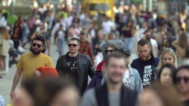 Bir şehir caddesindeki kalabalık, ağır çekim, Kyiv, Ukrayna. — Stok video