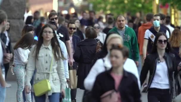 Menschenmenge auf einer Stadtstraße, Zeitlupe, Kiew, Ukraine. — Stockvideo