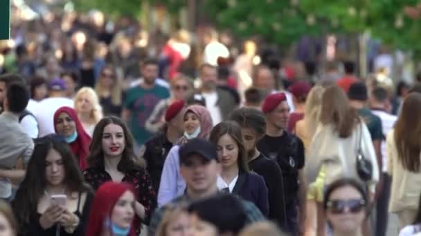 Menigte van mensen op een stad straat, slow motion, Kiev, Oekraïne. — Stockvideo