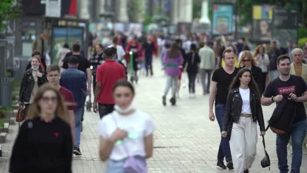 城市街道上的人群，慢镜头，乌克兰基辅. — 图库视频影像