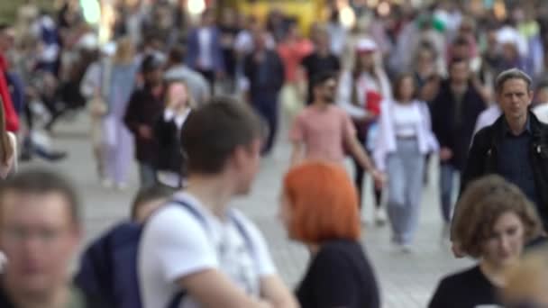 Multidão de pessoas em uma rua de cidade, câmera lenta, Kiev, Ucrânia. — Vídeo de Stock