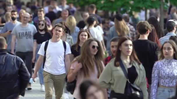 Multidão de pessoas em uma rua de cidade, câmera lenta, Kiev, Ucrânia. — Vídeo de Stock