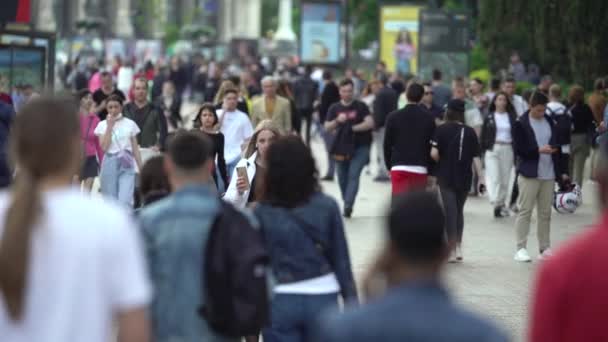 Menigte van mensen op een stad straat, slow motion, Kiev, Oekraïne. — Stockvideo