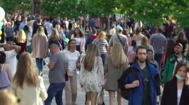 Bir şehir caddesindeki kalabalık, ağır çekim, Kyiv, Ukrayna.