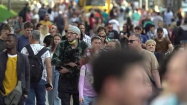 Bir şehir caddesindeki kalabalık, ağır çekim, Kyiv, Ukrayna.