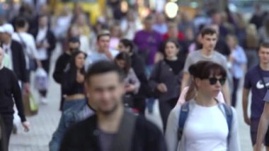 Bir şehir caddesindeki kalabalık, ağır çekim, Kyiv, Ukrayna.