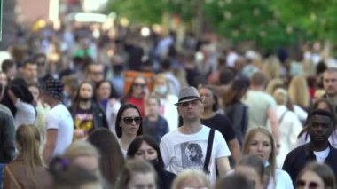 Bir şehir caddesindeki kalabalık, ağır çekim, Kyiv, Ukrayna.