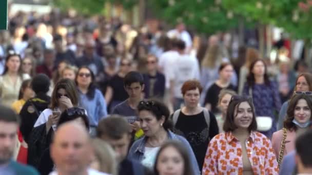 Multidão de pessoas em uma rua de cidade, câmera lenta, Kiev, Ucrânia. — Vídeo de Stock